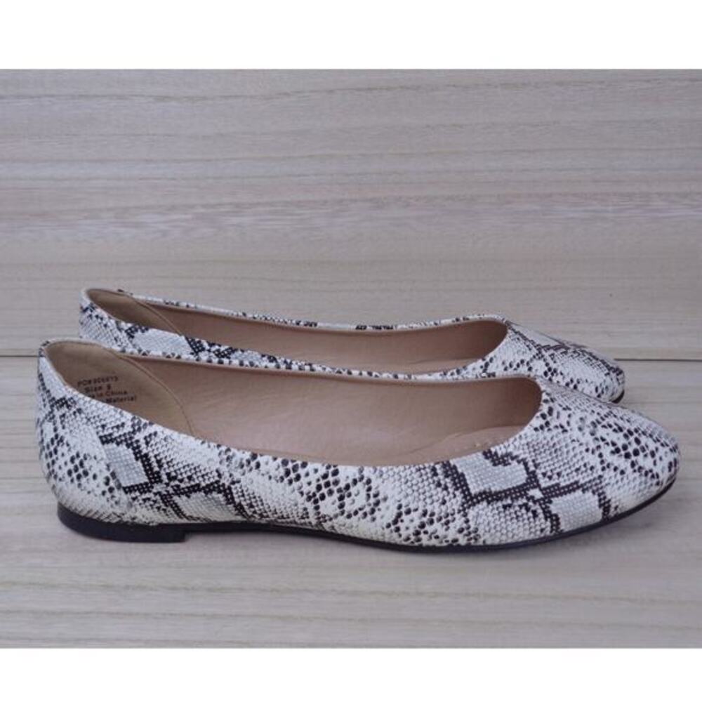 Journee Collection Comfort Kavn Slip On Balet Flat Round Toe Snake Womens Size 6